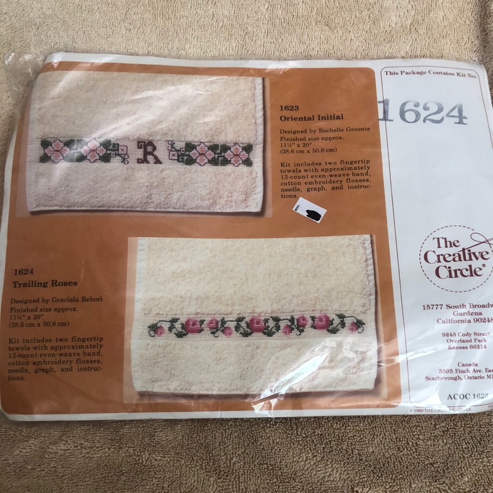 1983-2 FINGERTIP TOWELS TO EMBROIDER KIT-CREATIVE CIRCLE-ORIENTAL & INITIAL